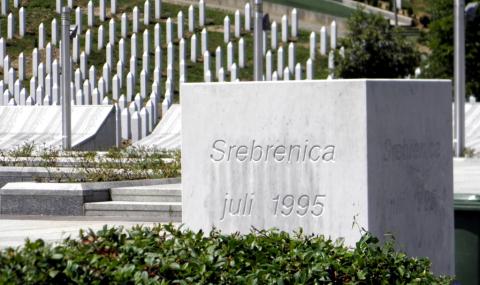 Изпратиха останките на 35 убити при клането в Сребреница - 1