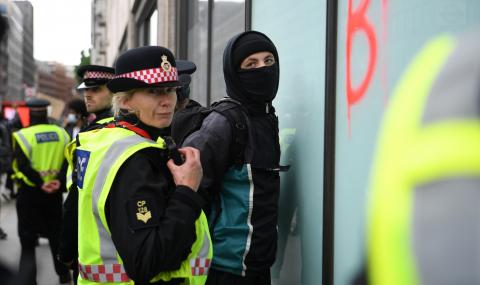 Протест в Лондон: Ранени полицаи и арестувани демонстранти - 1