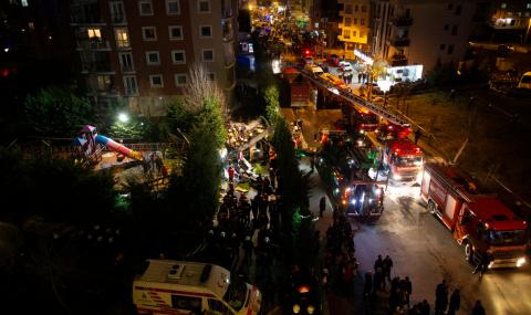 Военен хеликоптер се разби в Истанбул - 1