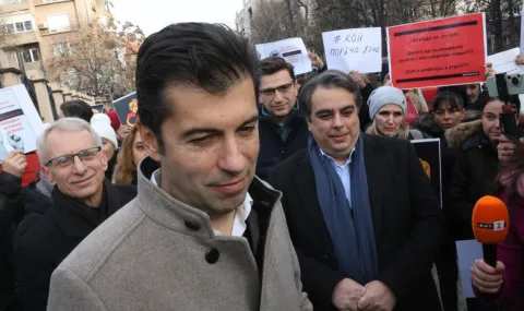 Парадоксът на „жълтите павета“: Защо градската десница се влюби в „старшинките“ на прехода? - 1