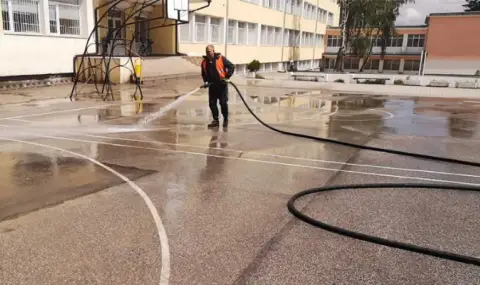 Мият до блясък училищните дворове в София преди 24 май - 1