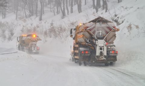 Силен снеговалеж: Затвориха Беклемето за камиони - 1