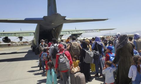 На летището в Кабул става все по-опасно, талибаните забраниха на жените да излизат - 1