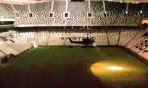 Хеликоптер на метежниците каца на стадиона на Бешикташ (ВИДЕО) - 1