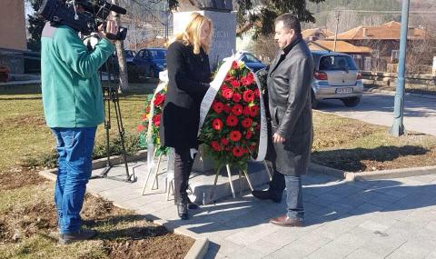 Валентин Йовев поднесе венец пред паметника на Васил Левски в Цариброд - 1