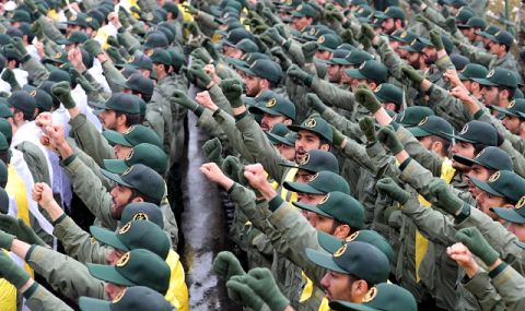 Хиляди иранци се включиха в погребална процесия за убит полковник от Корпуса на гвардейците на Ислямската революция  - 1