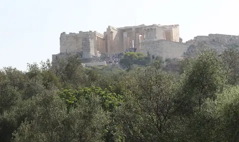 Олимпийският огън остана в Акропола за една нощ