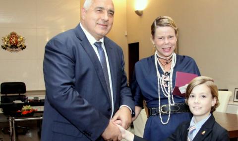 Премиерът връчи български паспорти на Княгиня Калина и синa ѝ - 1