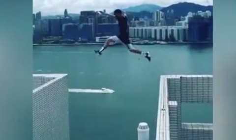 Британец скочи между два небостъргача в Хонконг (ВИДЕО) - 1