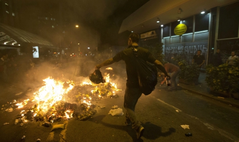 Сълзотворен газ и гумени куршуми в Бразилия, протестите продължават - 1