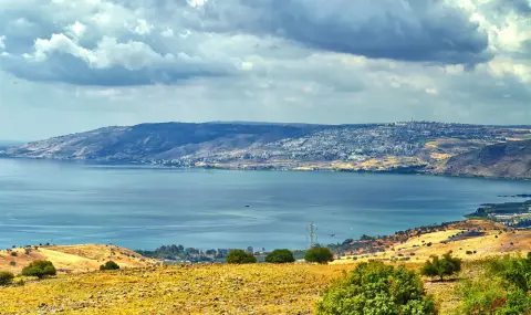 Библейска поличба? Галилейското езеро изненадващо стана кърваво червено (ВИДЕО) - 1