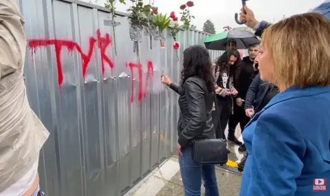 Мая Манолова и Ваня Григорова надраскаха с червен спрей оградата на демонтирания монумент в Княжеската градина