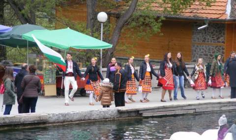 200 деца озариха „Клептуза“ на фолклорен фестивал във Велинград - 1