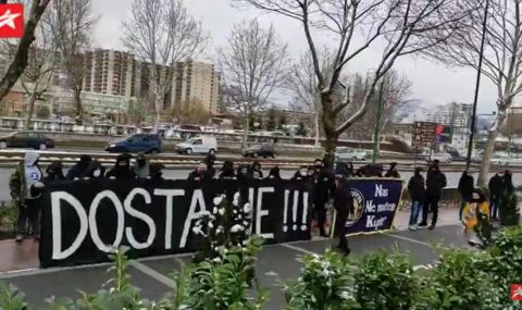 Босненски фенове протестират срещу Ивайло Петев (ВИДЕО) - 1