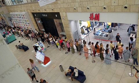 Руската пропаганда се опитва да скрие огромните опашки пред магазините на H&M - 1