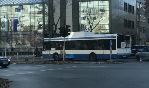 Автобус помете и уби пешеходец във Варна - 1