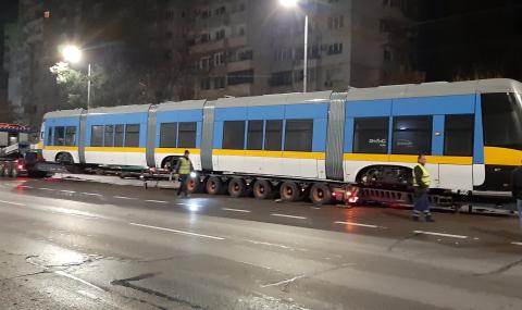 Доставиха първия от 13-те нови трамваи в София (СНИМКИ) - 1