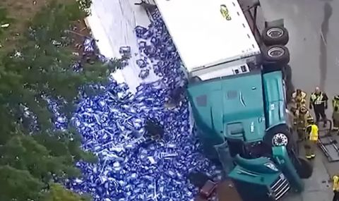 Камион с хиляди бири се обърна на магистралата (ВИДЕО) - 1