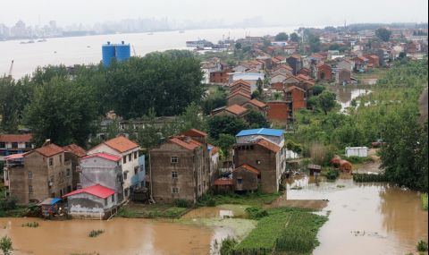 Десетки хиляди евакуирани заради наводненията в Южен Китай - 1
