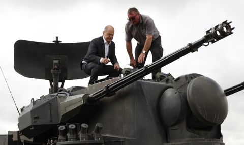 Говори канцлерът! Олаф Шолц защити пред демонстранти доставките на оръжия за Киев - 1