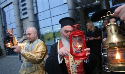 Синодът реши тази година да не изпраща делегация до Йерусалим за Благодатния огън  - 1