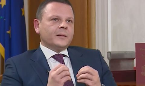 Министър Алексиев викнат на изслушване в Транспортната комисия заради зачестилите запалени локомотиви   - 1