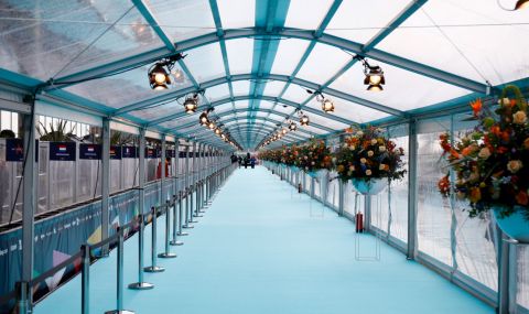 Виктория впечатли с изящна визия на тюркоазения килим на Евровизия 2021 - 1