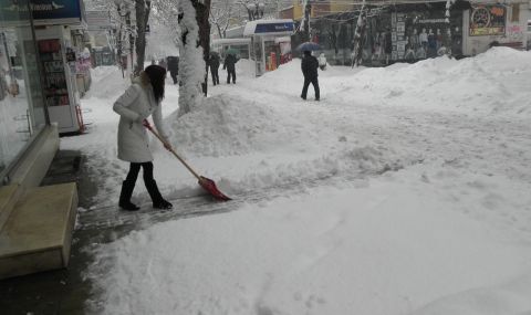 27 глоби в София заради непочистен сняг и лед  пред офиси и магазини  - 1
