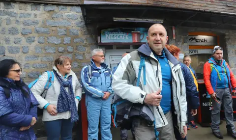 Президентът се включи в поход до Черни връх - 1