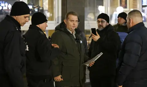 Протестиращи срещу Румен Радев го причакаха пред БНТ - 1