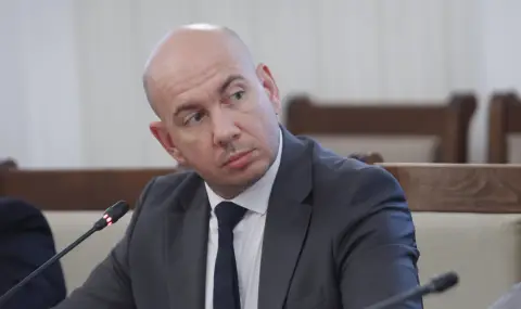 „Възраждане“ иска черни печати за двама македонци, показали неприлични жестове към Радев и Йотова