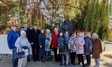 Дипломати, историци и общественици почетоха 125-години от рождението на маршал Жуков (СНИМКИ) - 1