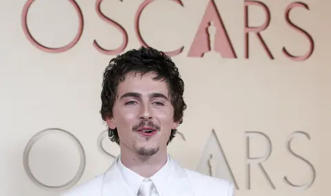 Тимъти Шаламе "се преби" на червения килим на "Оскарите" (СНИМКА) - 1