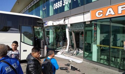 Автобус се вряза в автогара в София (СНИМКИ) - 1