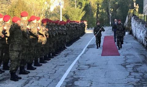 Президентът повдигна бойния дух на 101-и алпийски полк - 1