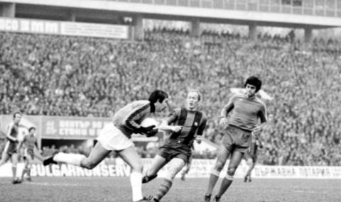 На този ден преди 46 години: Левски поставя на колене Барселона в София (ВИДЕО) - 1