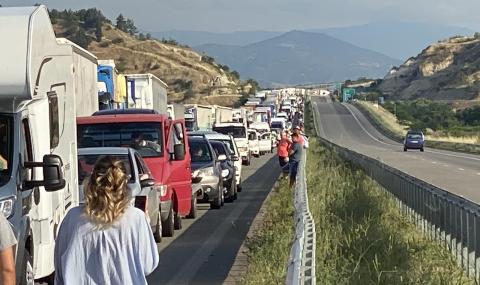 Километрични опашки на границата с Гърция тази нощ - 1