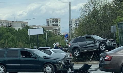 Нова катастрофа в София: Джип помля метростанция - 1