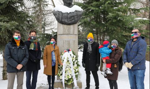 Херо Мустафа положи цветя пред паметника на Васил Левски - 1