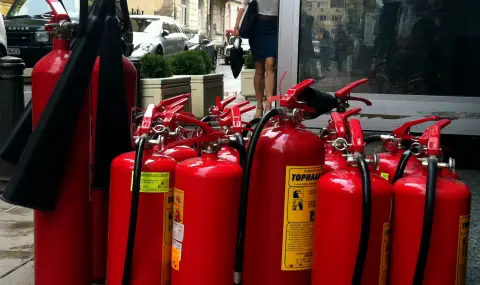 След Гърция и МВР забранява водните пожарогасители и флаконите в колите