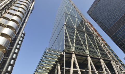 Арестуваха мъж, катерил се без екипировка по 225-метров небостъргач в Лондон (ВИДЕО) - 1