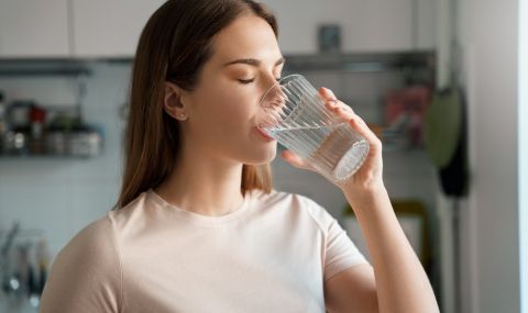 Пиенето на повече от 1,4 л вода в рамките на час може да ни убие - 1