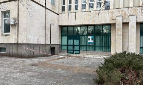 Заради движение на земни пластове: Пропада сграда на Стопанската академия в Свищов  - 1