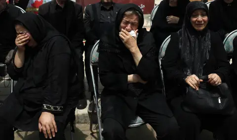 Трагичен инцидент: 15 души загинаха при падането на автобус от мост - 1