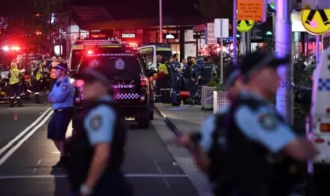 Обвиниха в тероризъм юношата, намушкал епископ в Сидни - 1