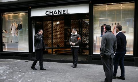 Облепиха бутиците на Chanel в Париж с образа на Хитлер (СНИМКИ) - 1