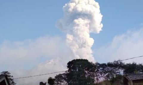 Вулкан изригна в Индонезия - Февруари 2020 - 1