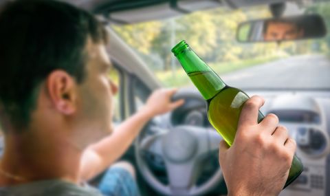 Японските шофьори пият алкохол по време на шофиране в учебната кола - 1