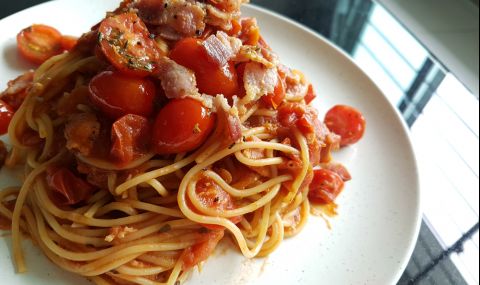 Рецепта на деня: Паста с бекон и чери домати - 1