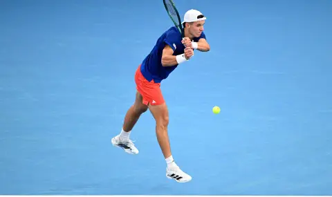 Якуб Меншик и Себастиан Баес ще спорят за титлата в Окланд след впечатляващи победи - 1